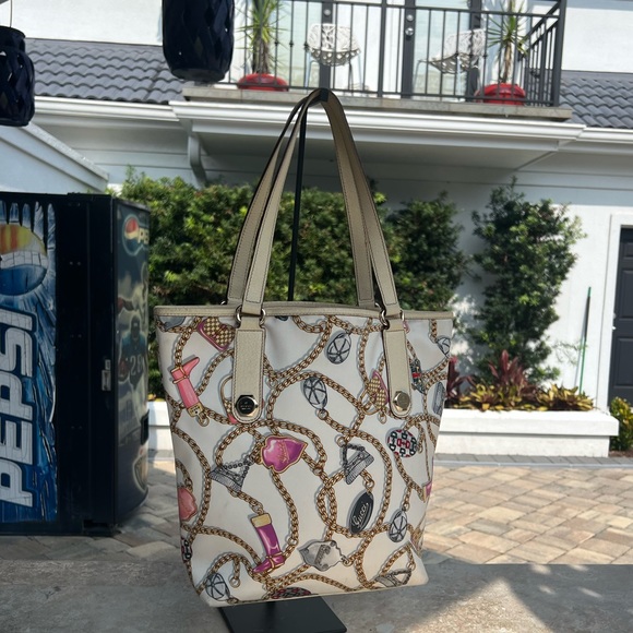 Gucci Handbags - GUCCI Satin Chain Print Tote